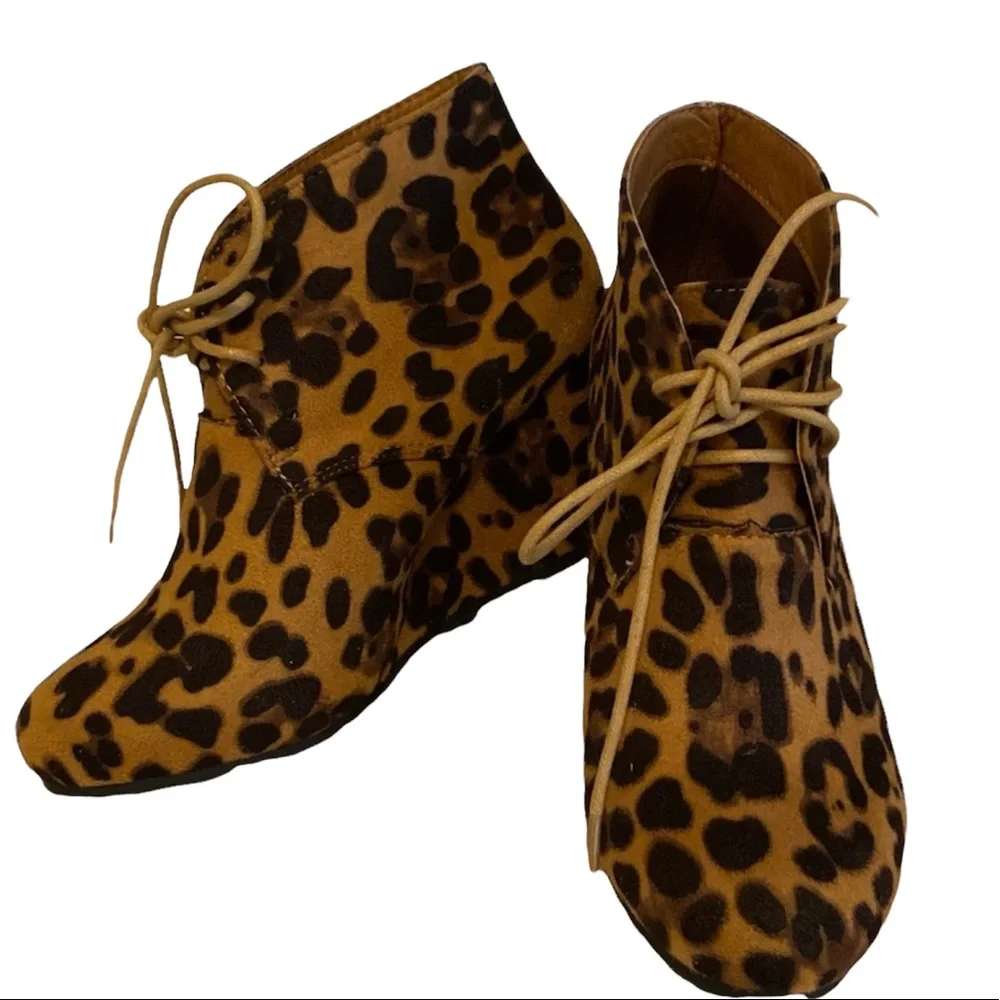 Bella Marie Girls Leopard Print Lace Up Wedge Heel Boot Size 5.5